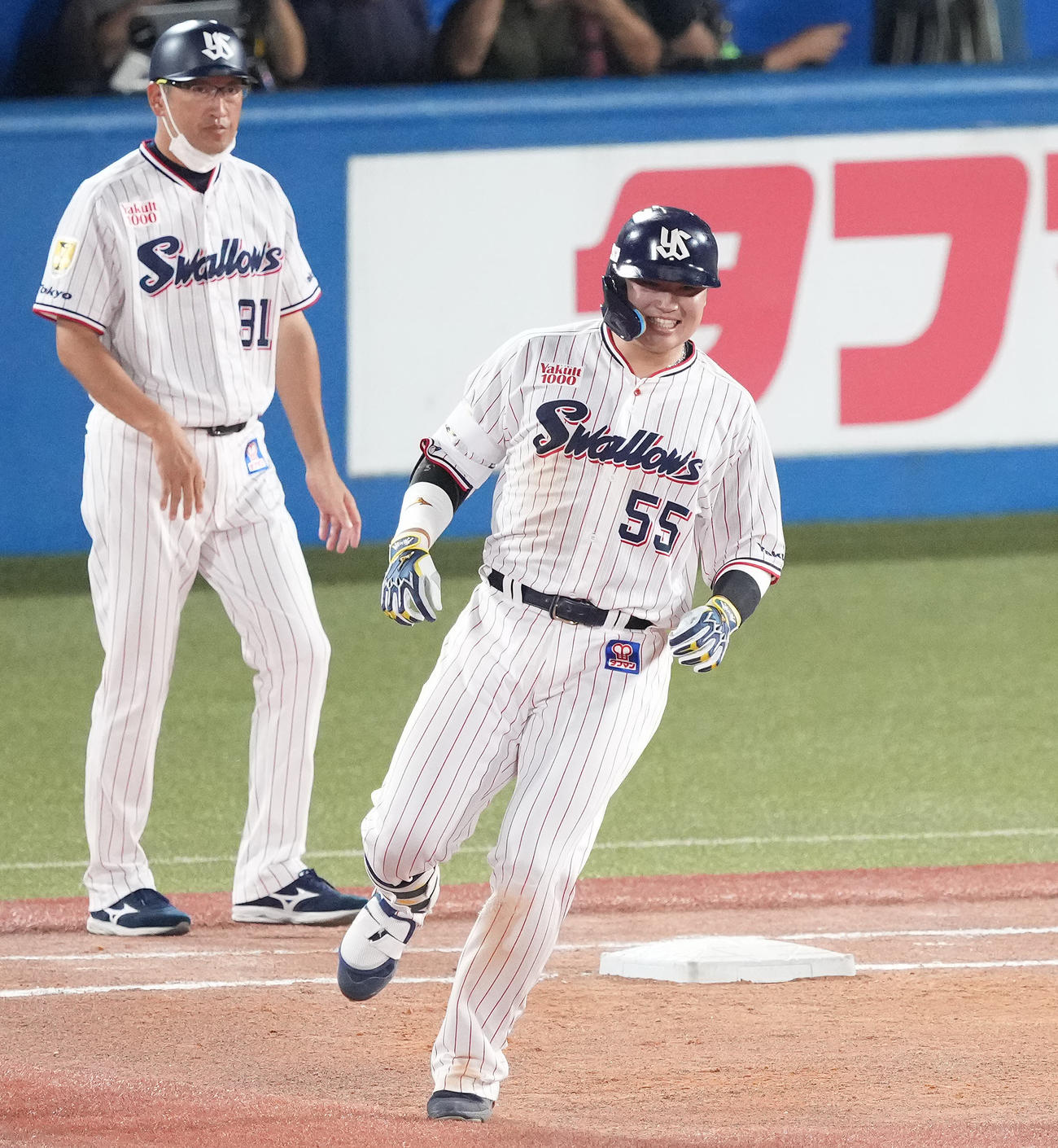 ヤクルト対阪神　3回裏ヤクルト1死三塁、中前適時打を放った村上は笑顔（撮影・鈴木みどり）