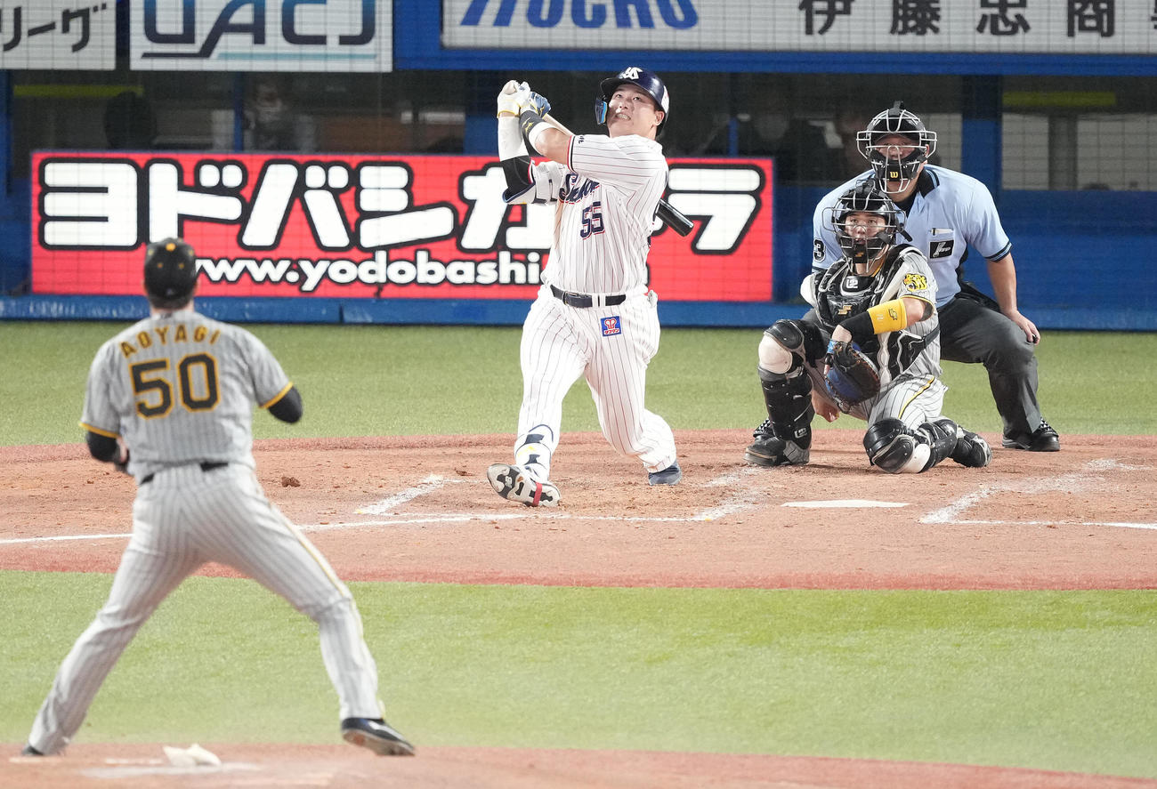 ヤクルト対阪神　3回裏ヤクルト1死三塁、中前適時打を放つ村上。投手青柳（撮影・鈴木みどり）