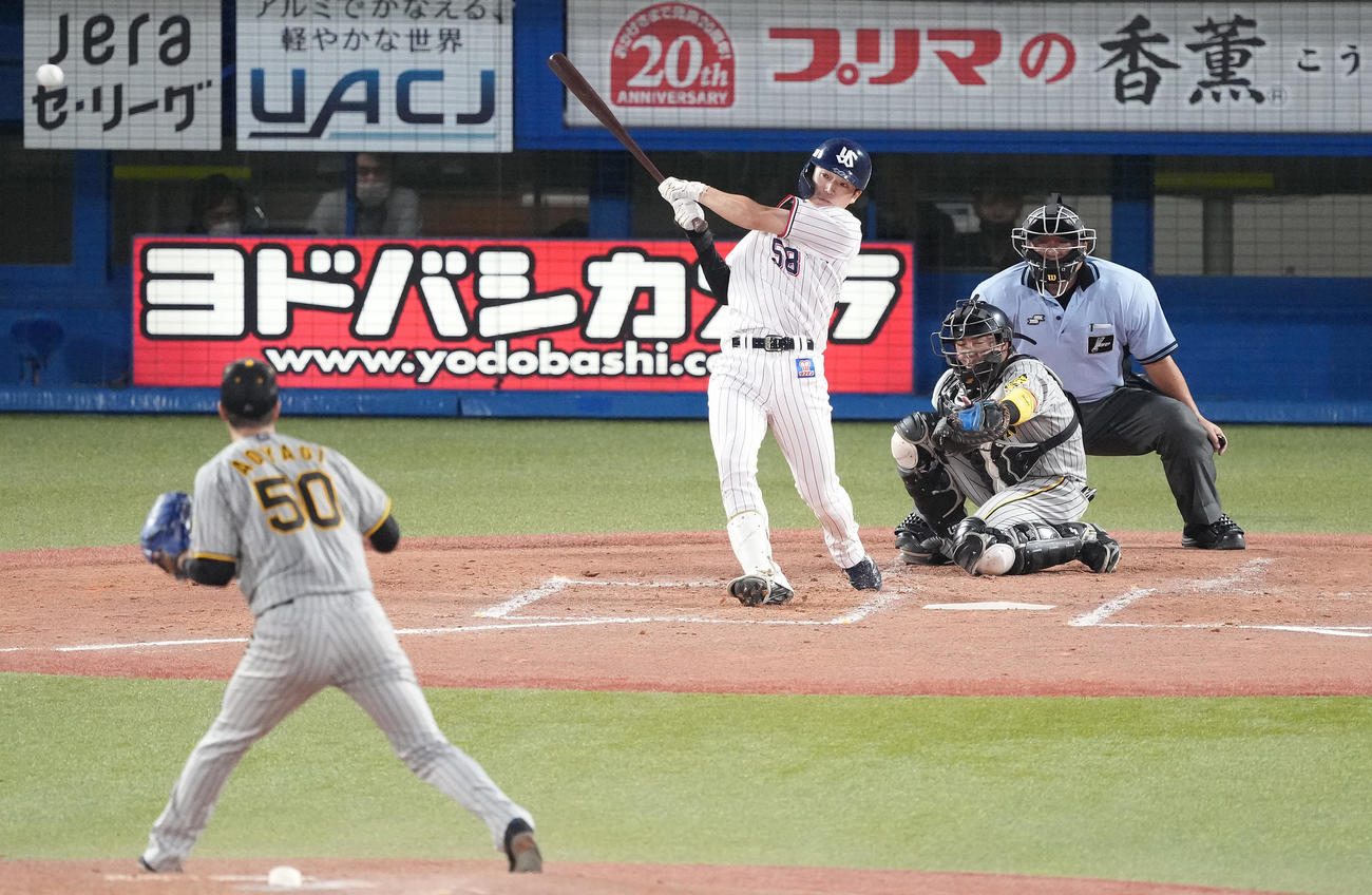 ヤクルト対阪神　2回裏ヤクルト1死一、三塁、右前適時打を放つ長岡。投手青柳（撮影・鈴木みどり）