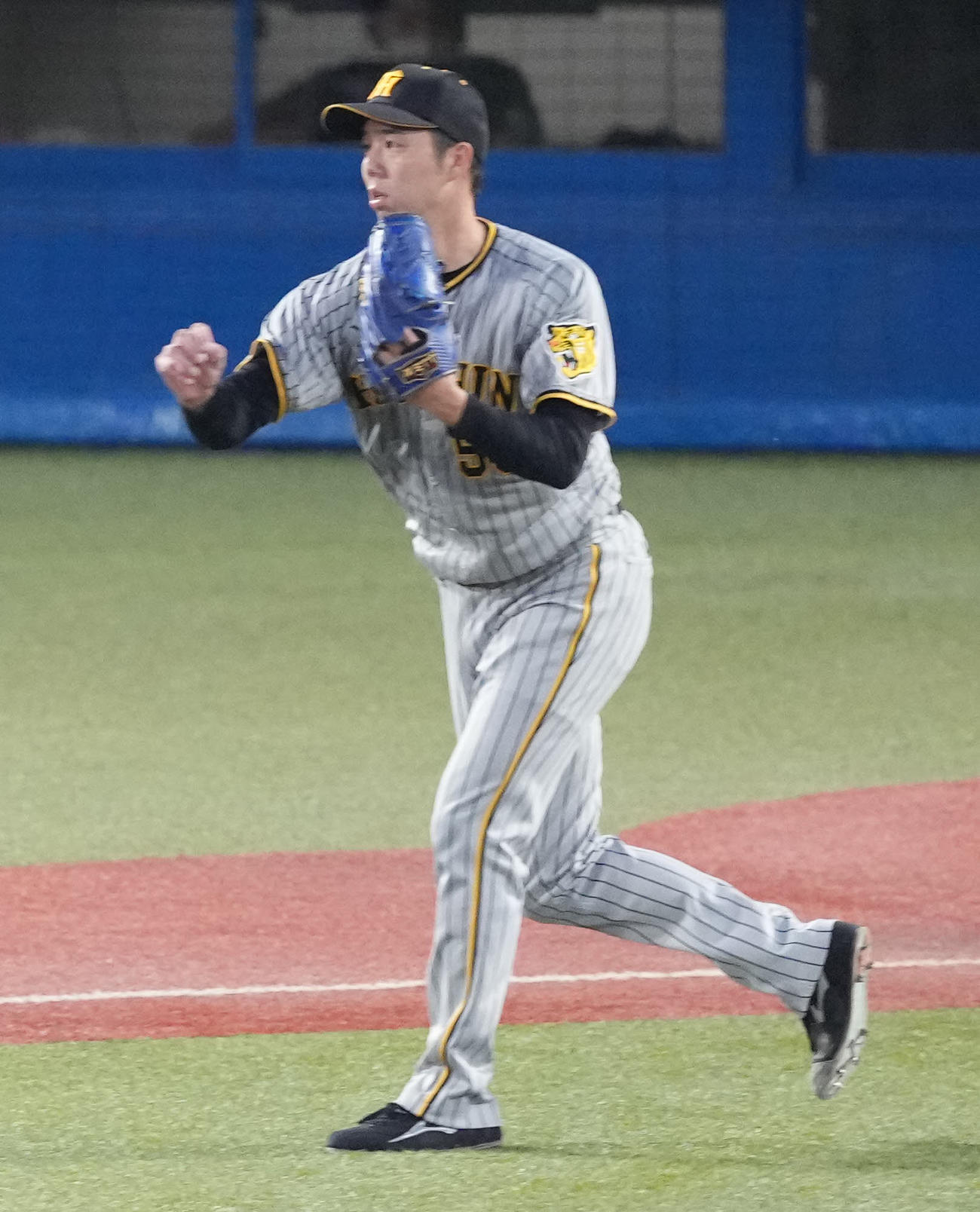 ヤクルト対阪神　2回裏ヤクルト無死一塁、宮本のバント球を一塁へ悪送球する青柳（撮影・鈴木みどり）