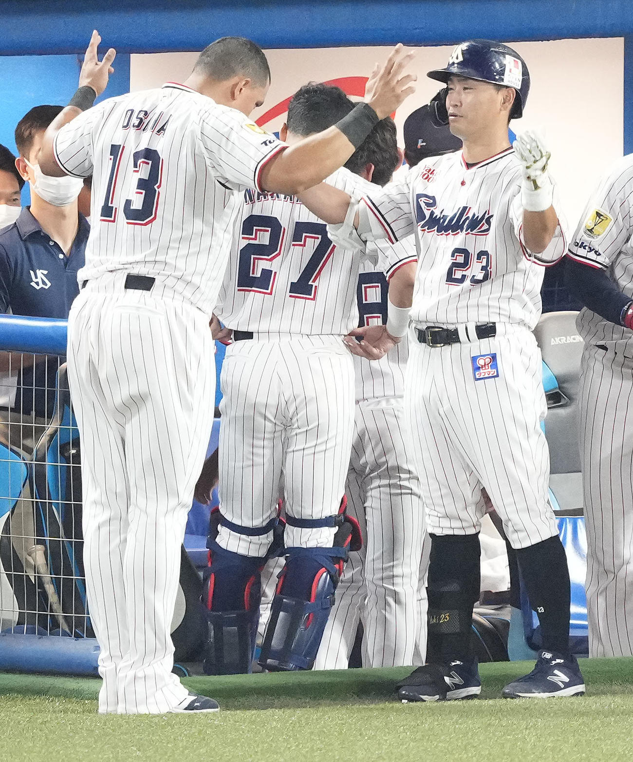 ヤクルト対阪神　7回裏ヤクルト無死、右越えソロ本塁打を放った青木（右）はオスナとポーズ（撮影・鈴木みどり）
