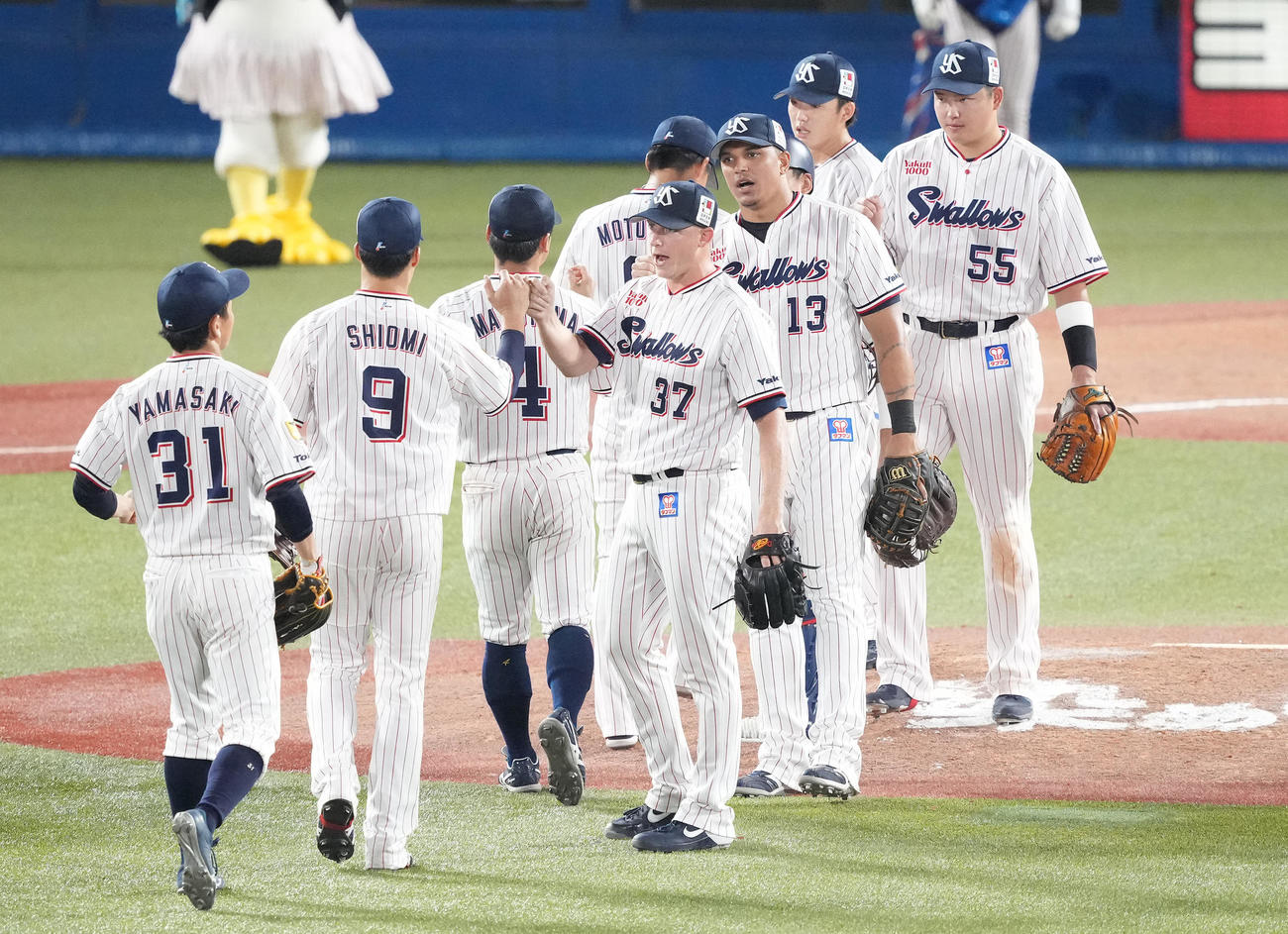 ヤクルト対阪神　阪神に勝利しナインとタッチを交わすマクガフ（中央）らヤクルトナイン（撮影・鈴木みどり）