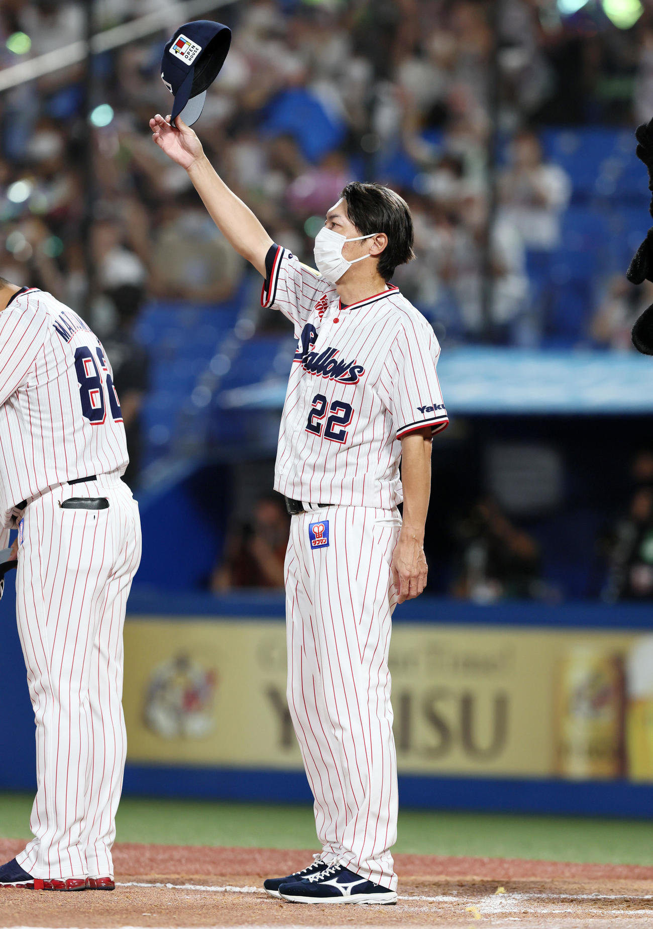 ヤクルト対阪神　阪神に勝利しスタンドにあいさつする高津監督（撮影・加藤哉）