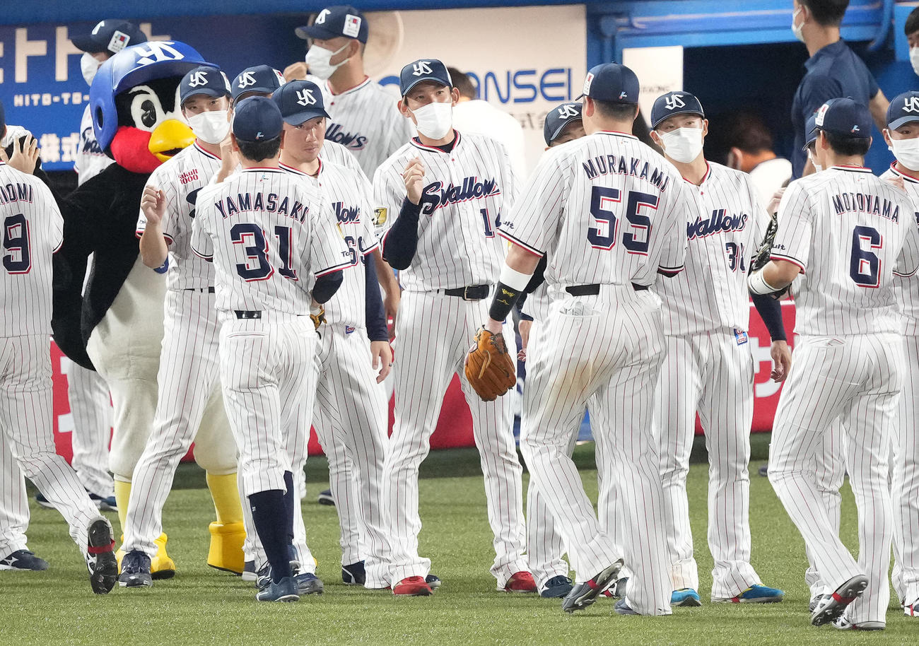 ヤクルト対阪神　阪神に勝利しナインを迎えるヤクルト高梨（中央）（撮影・鈴木みどり）