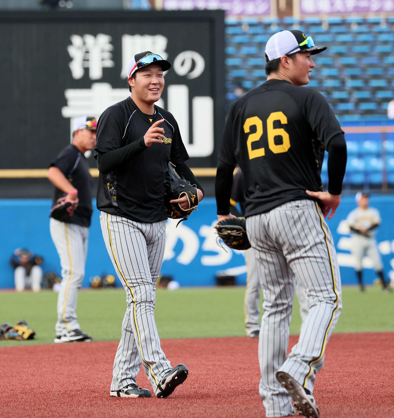 ヤクルト対阪神　守備練習で明るい表情を見せる大山。右は北條（撮影・加藤哉）
