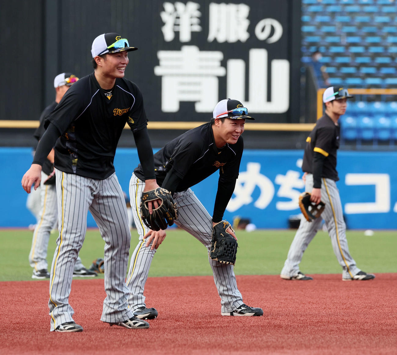 ヤクルト対阪神　守備練習で明るい表情を見せる大山。左は北條（撮影・加藤哉）