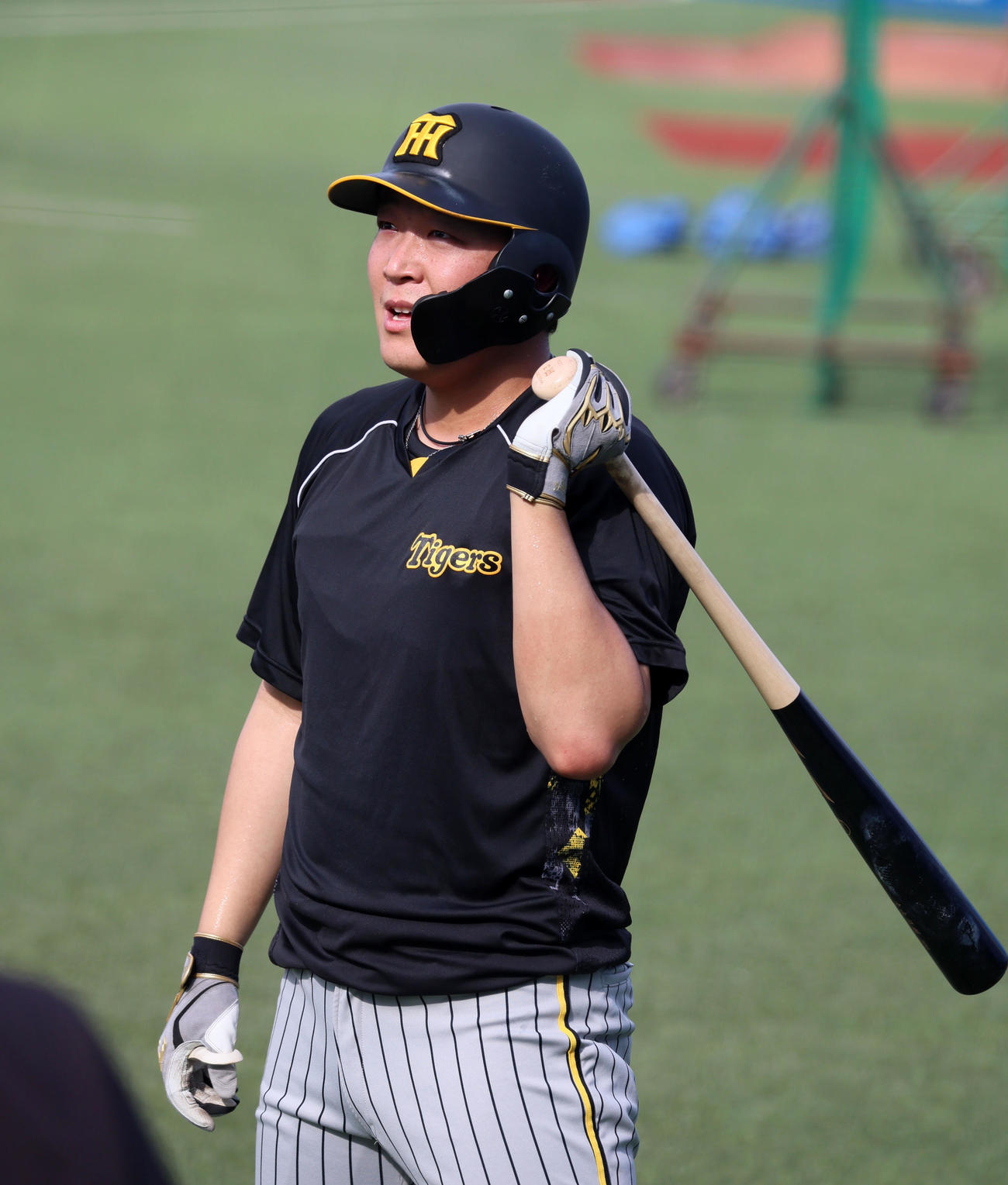 ヤクルト対阪神　ティー打撃中大きく息をつく大山（撮影・加藤哉）