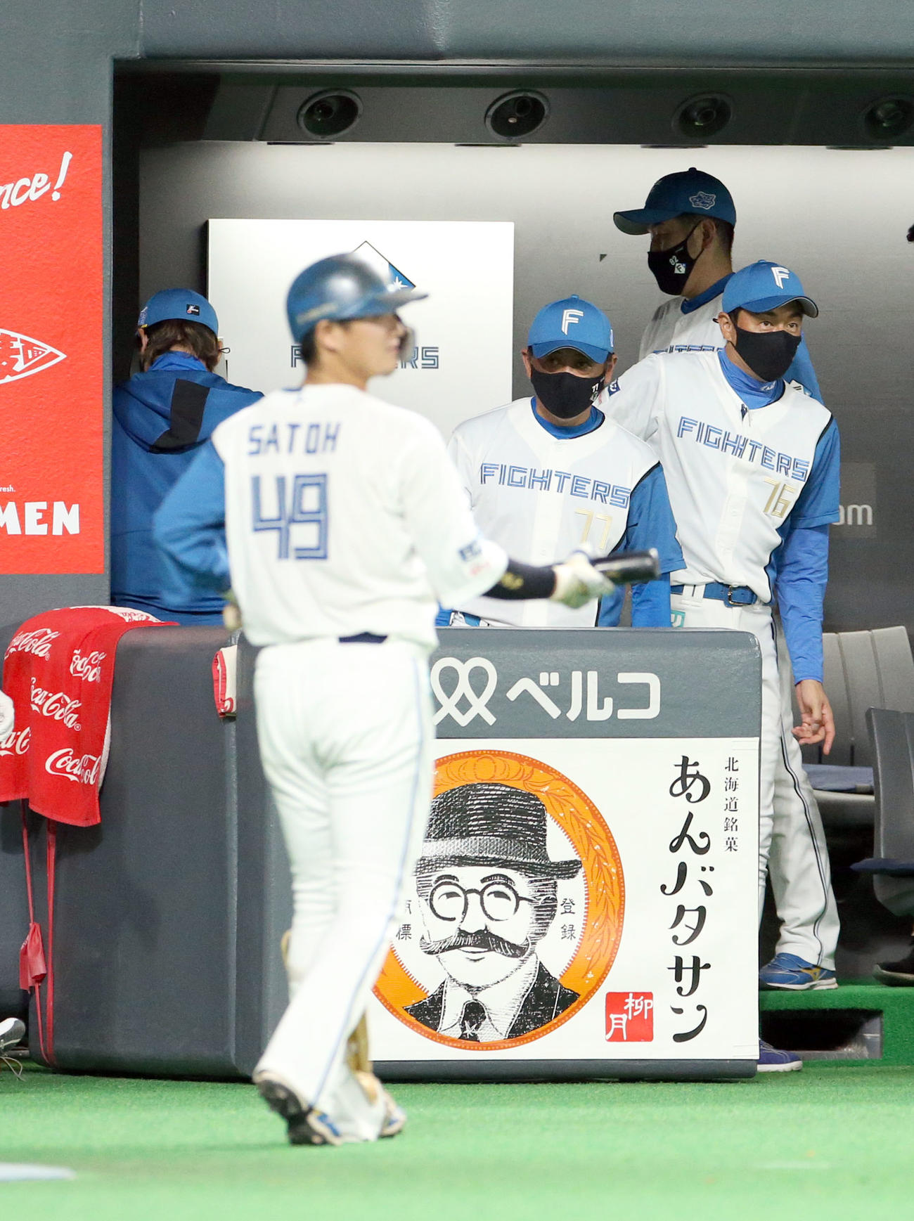 日本ハム対楽天　楽天に敗れ早々に引き揚げる日本ハム新庄監督（左後方）（撮影・佐藤翔太）