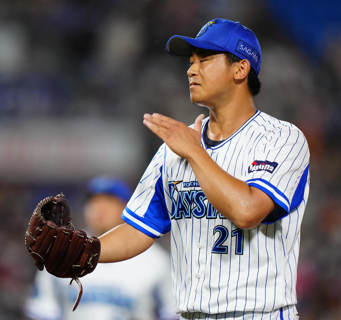 DeNA対巨人　3回表終了後、頬を自身でたたきながらベンチに引き揚げるDeNA先発の今永（撮影・江口和貴）