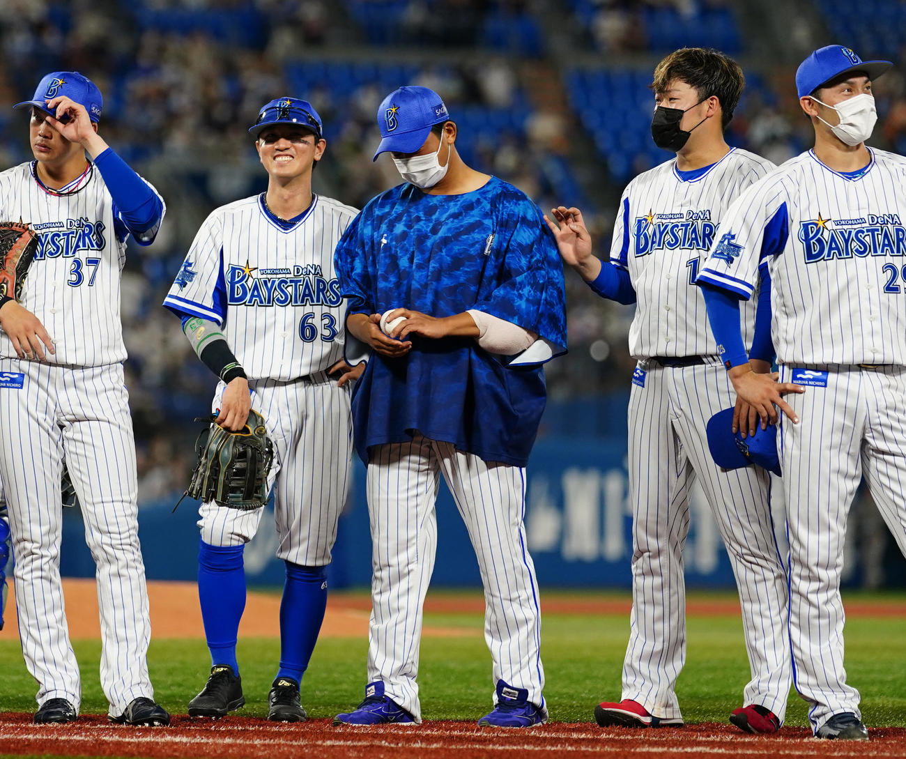 DeNA対巨人　試合後、勝利球を受け取ったDeNA今永（中央）（撮影・江口和貴）