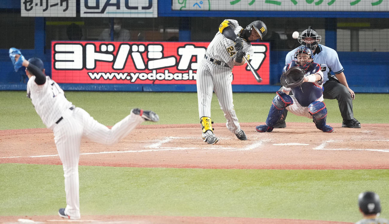 ヤクルト対阪神　8回表阪神1死一、二塁、三邪飛に倒れるロハス・ジュニア。投手清水（撮影・鈴木みどり）