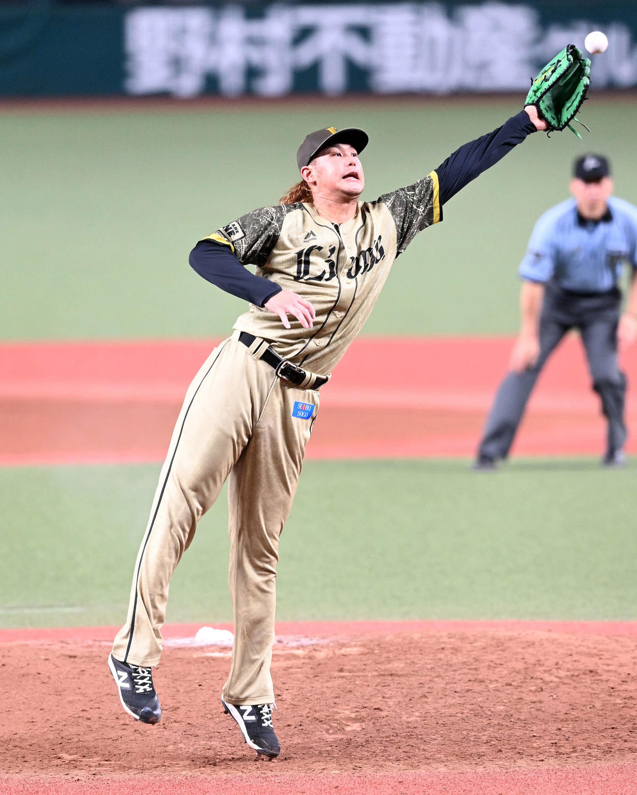 西武対ソフトバンク　6回表ソフトバンク2死一塁、柳町の打球にグラブを伸ばす高橋（撮影・たえ見朱実）