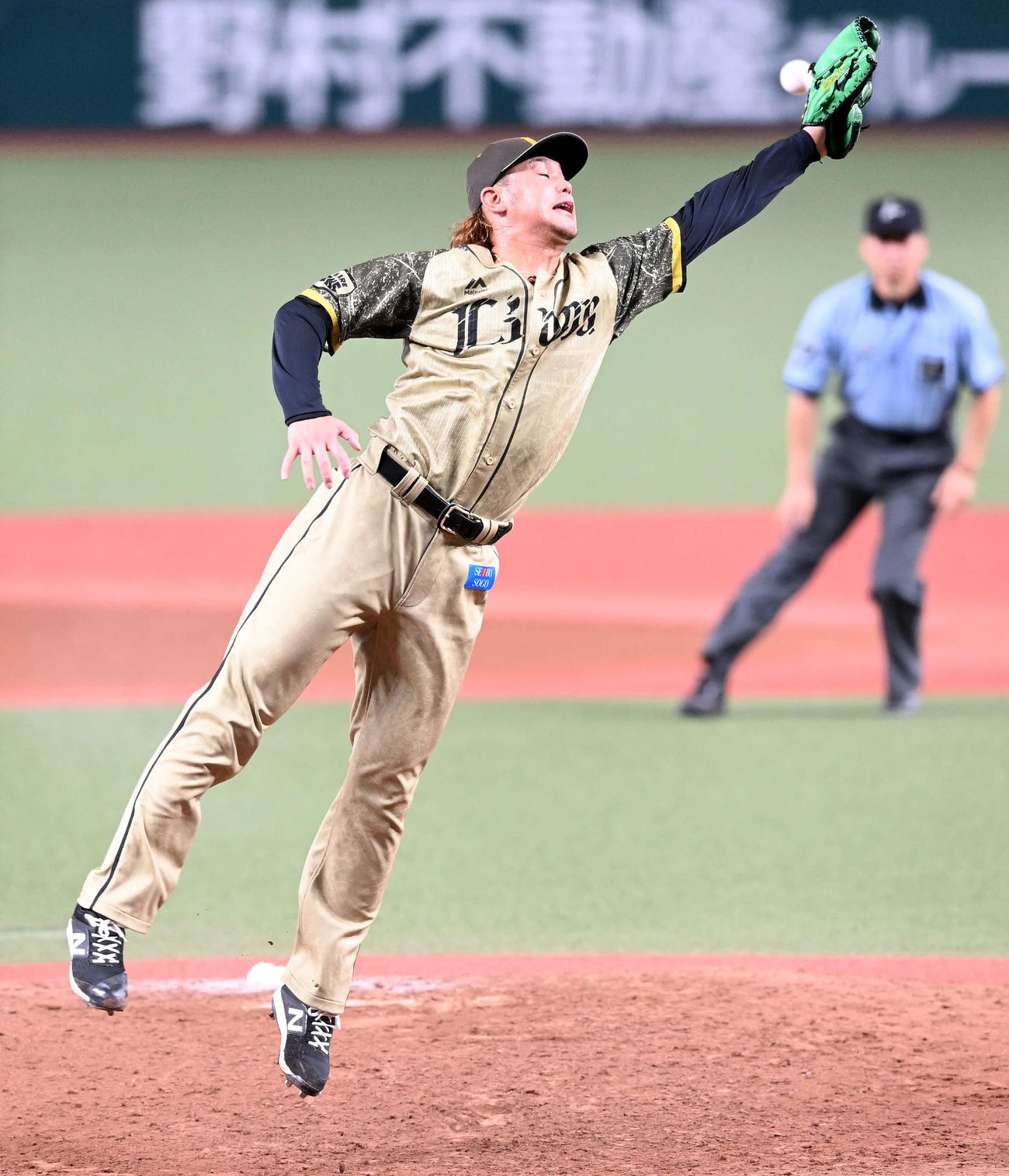西武対ソフトバンク　6回表ソフトバンク2死一塁、柳町の打球にグラブを伸ばす高橋（撮影・たえ見朱実）