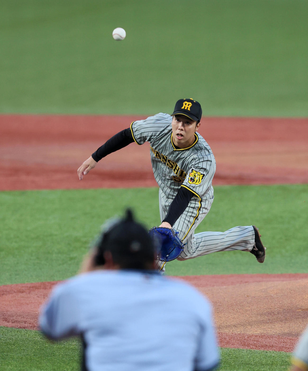 ヤクルト対阪神　1回裏ヤクルト1死、青柳は元山の打球を捕球する（撮影・加藤哉）