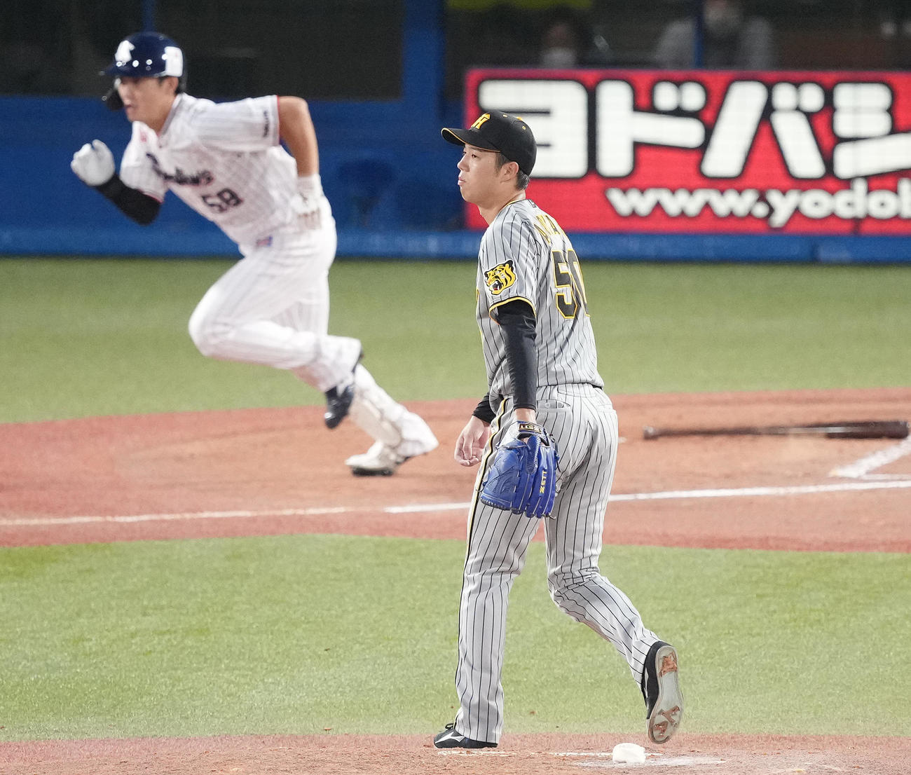 ヤクルト対阪神　2回裏ヤクルト1死一、三塁、長岡に右前適時打を浴びる青柳（撮影・鈴木みどり）