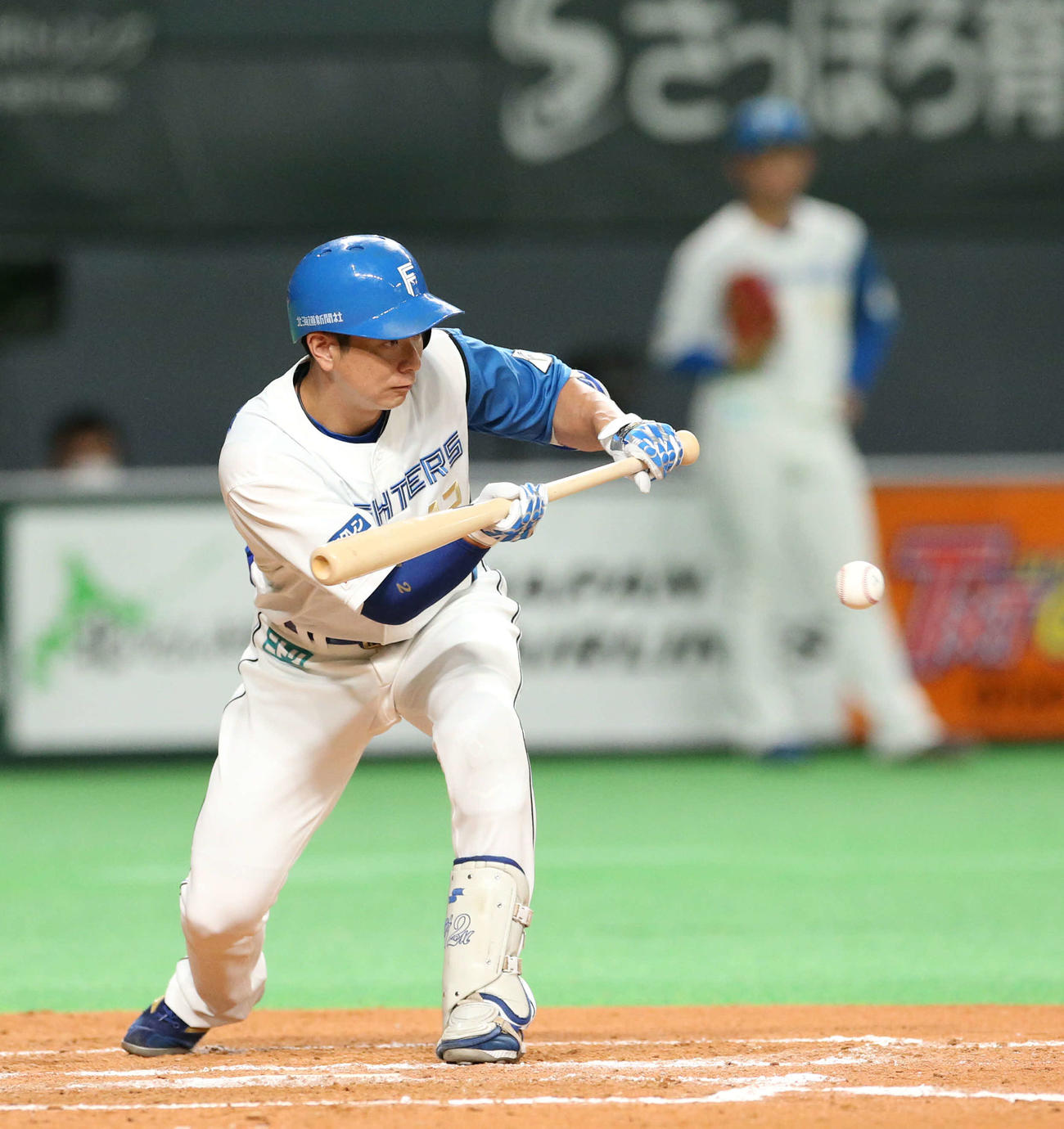 日本ハム対楽天　8回裏日本ハム1死一塁、松本剛は犠打を決める（撮影・佐藤翔太）