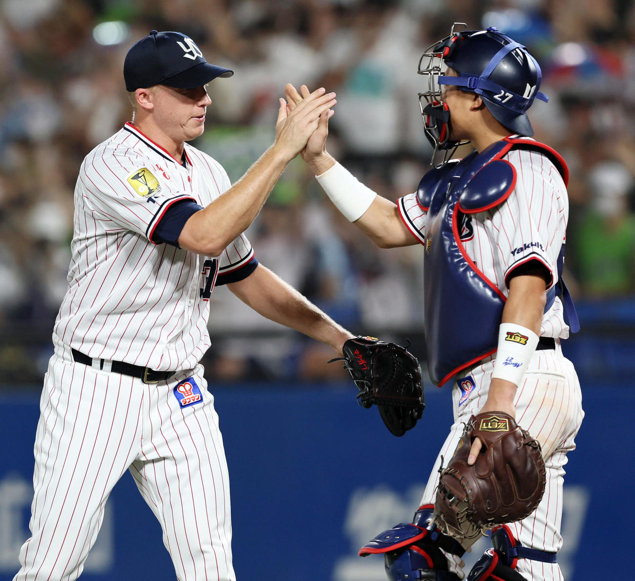 16日、阪神に勝利し中村（右）とタッチするマクガフ（撮影・加藤哉）