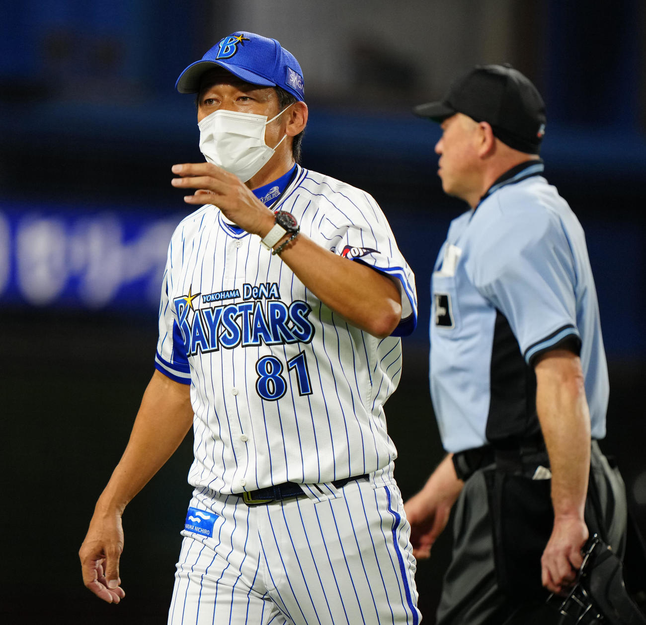 DeNA対巨人　8回表開始前、選手交代を告げたDeNA三浦監督（撮影・江口和貴）
