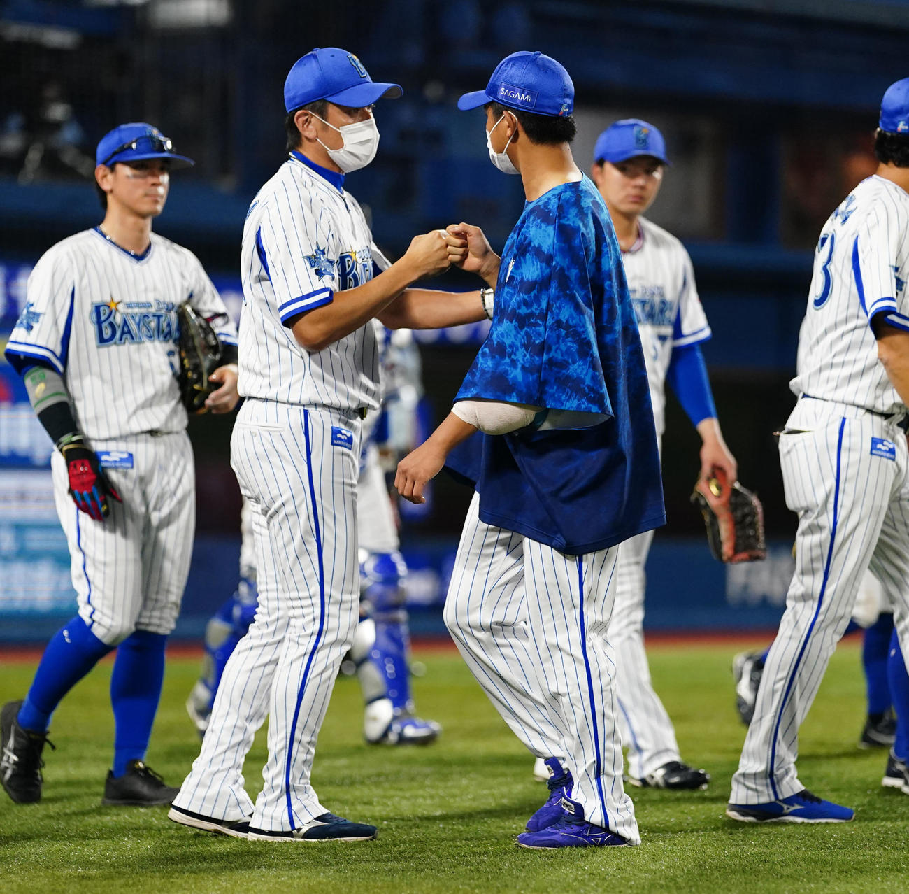 DeNA対巨人　試合後、DeNA今永（中央右）とタッチを交わす三浦監督（撮影・江口和貴）