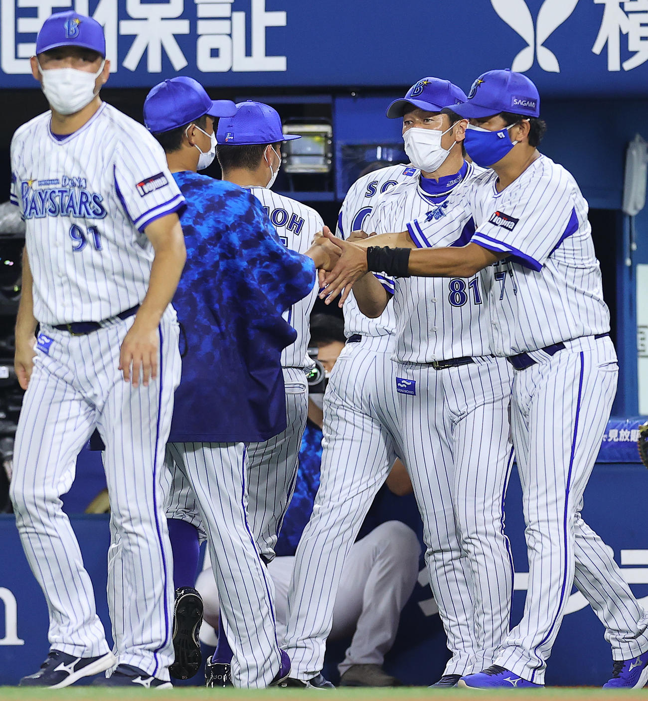 DeNA対巨人　巨人に勝利し勝ち投手のDeNA今永（左から2人目）をねぎらう三浦監督（同4人目）（撮影・垰建太）