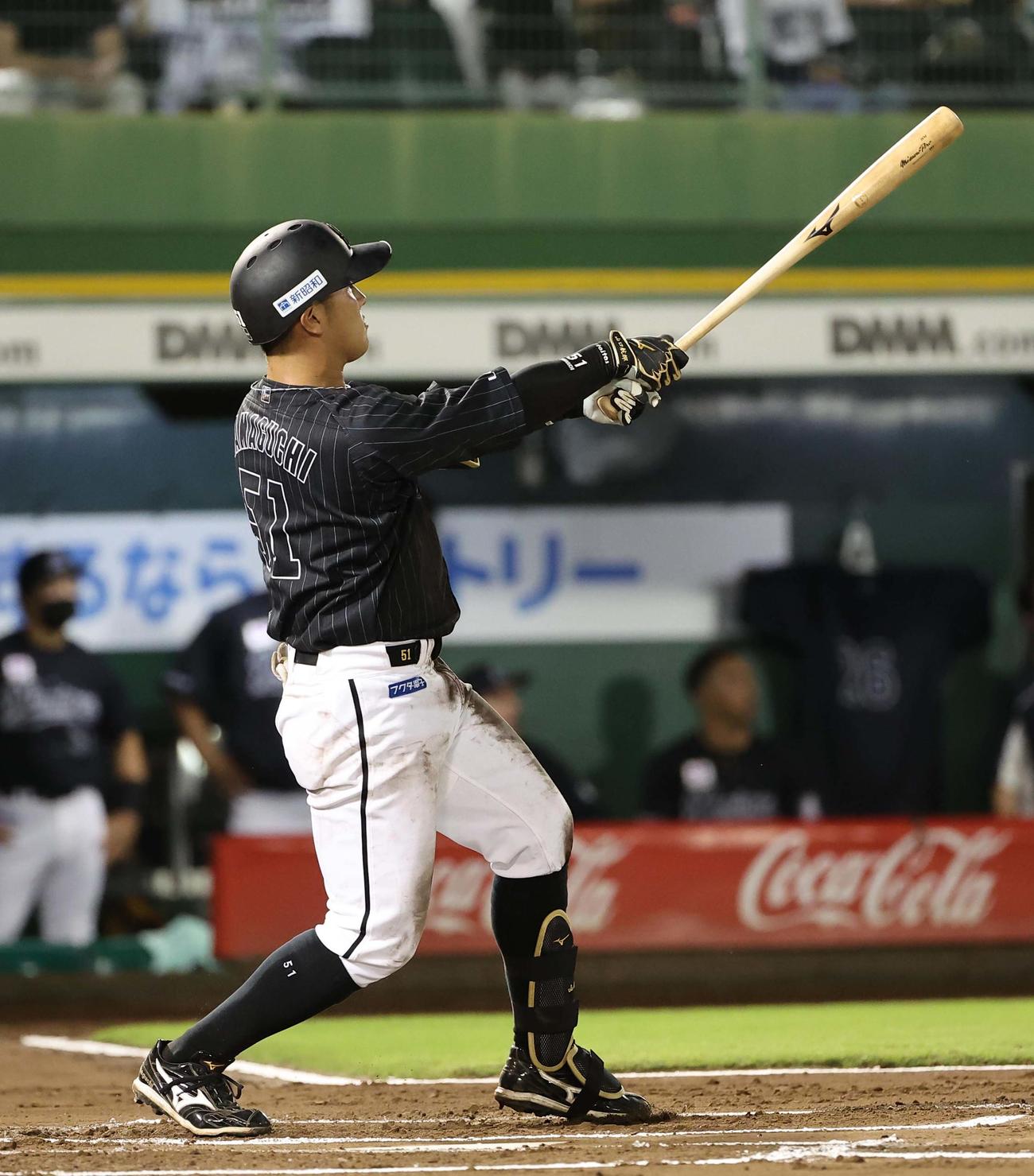 オリックス対ロッテ　6回表ロッテ1死一、二塁、山口は左越え3点本塁打を放つ（撮影・上田博志）