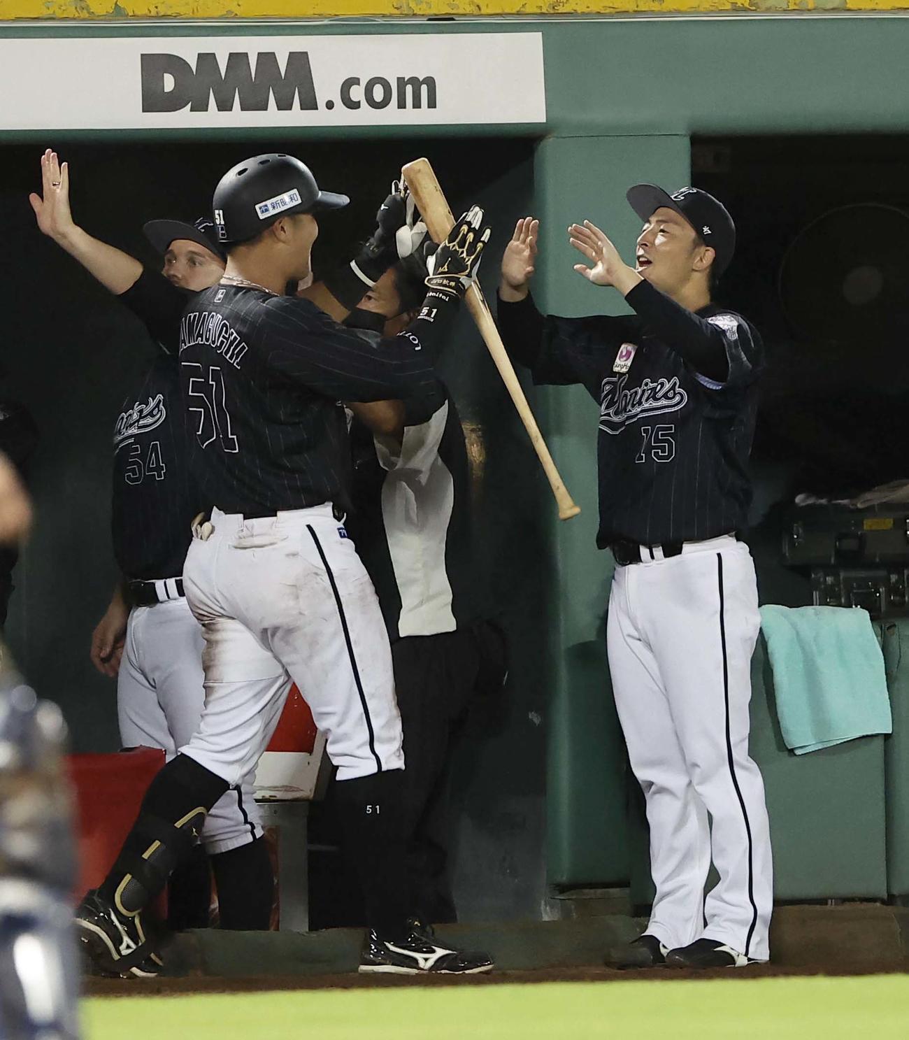 オリックス対ロッテ　6回表ロッテ1死一、二塁、美馬（右）は3点本塁打を放った山口をハイタッチで出迎える（撮影・上田博志）