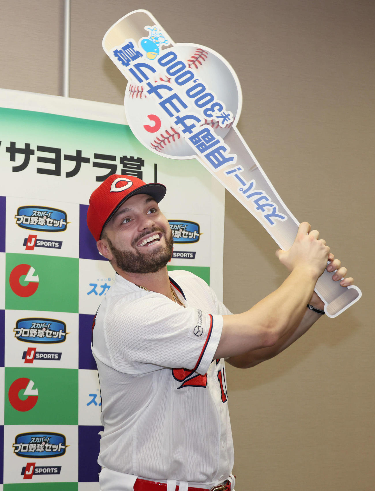 7月の月間「スカパー！サヨナラ賞」を受賞し、ポーズを決める広島マクブルーム（撮影・加藤孝規）