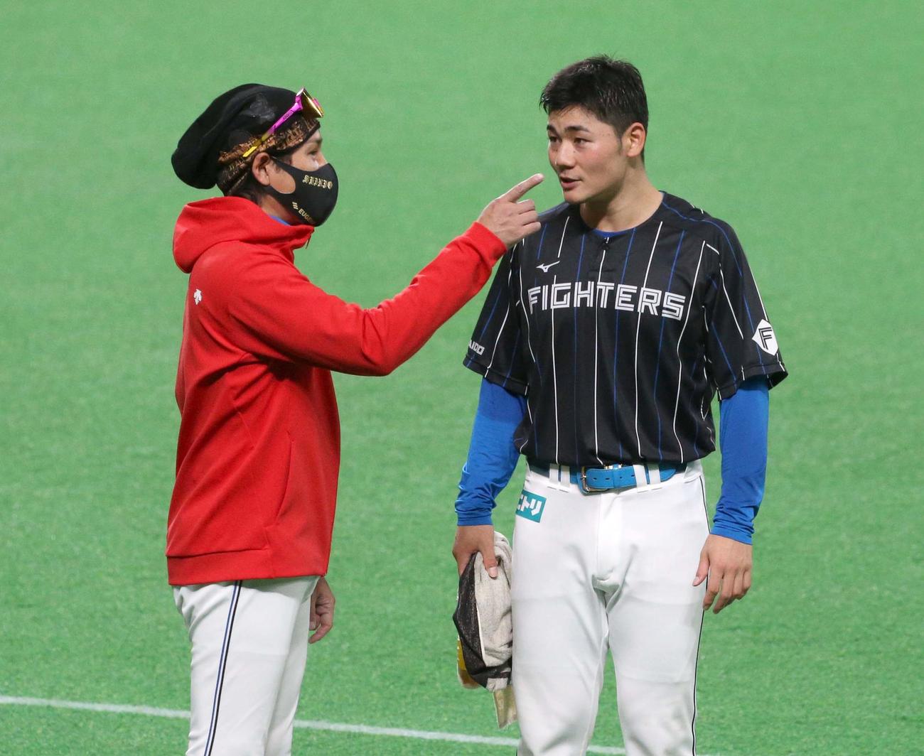日本ハム対楽天　新庄監督と話す清宮（撮影・黒川智章）
