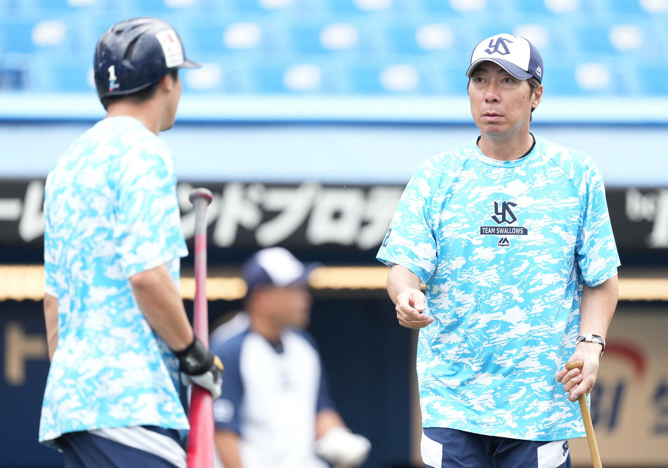 ヤクルト対阪神　試合前練習で山田（左）に声をかけるヤクルト高津監督（撮影・鈴木みどり）