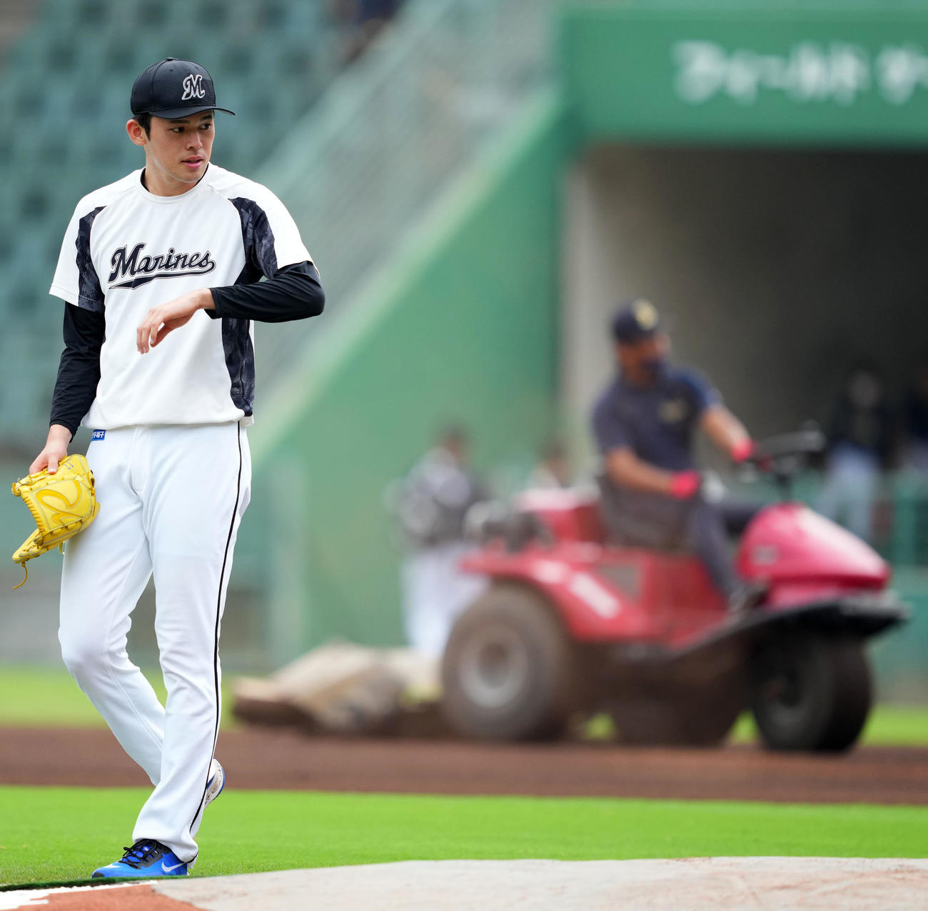 オリックス対ロッテ　試合前、マウンドの感覚を確かめるロッテ佐々木朗（撮影・横山健太）