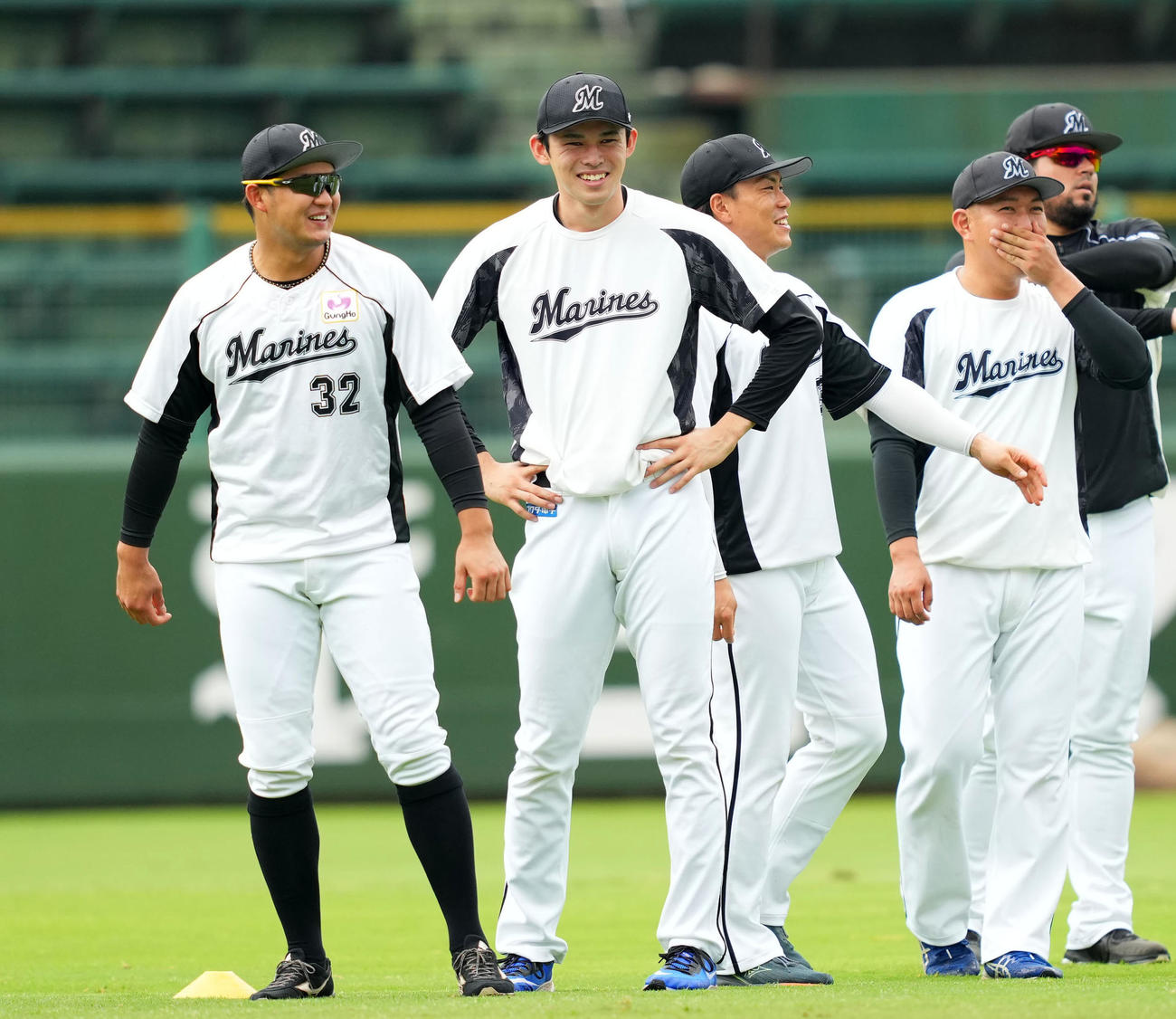 練習中に笑顔を見せるロッテ佐々木朗（左から2人目）（撮影・横山健太）