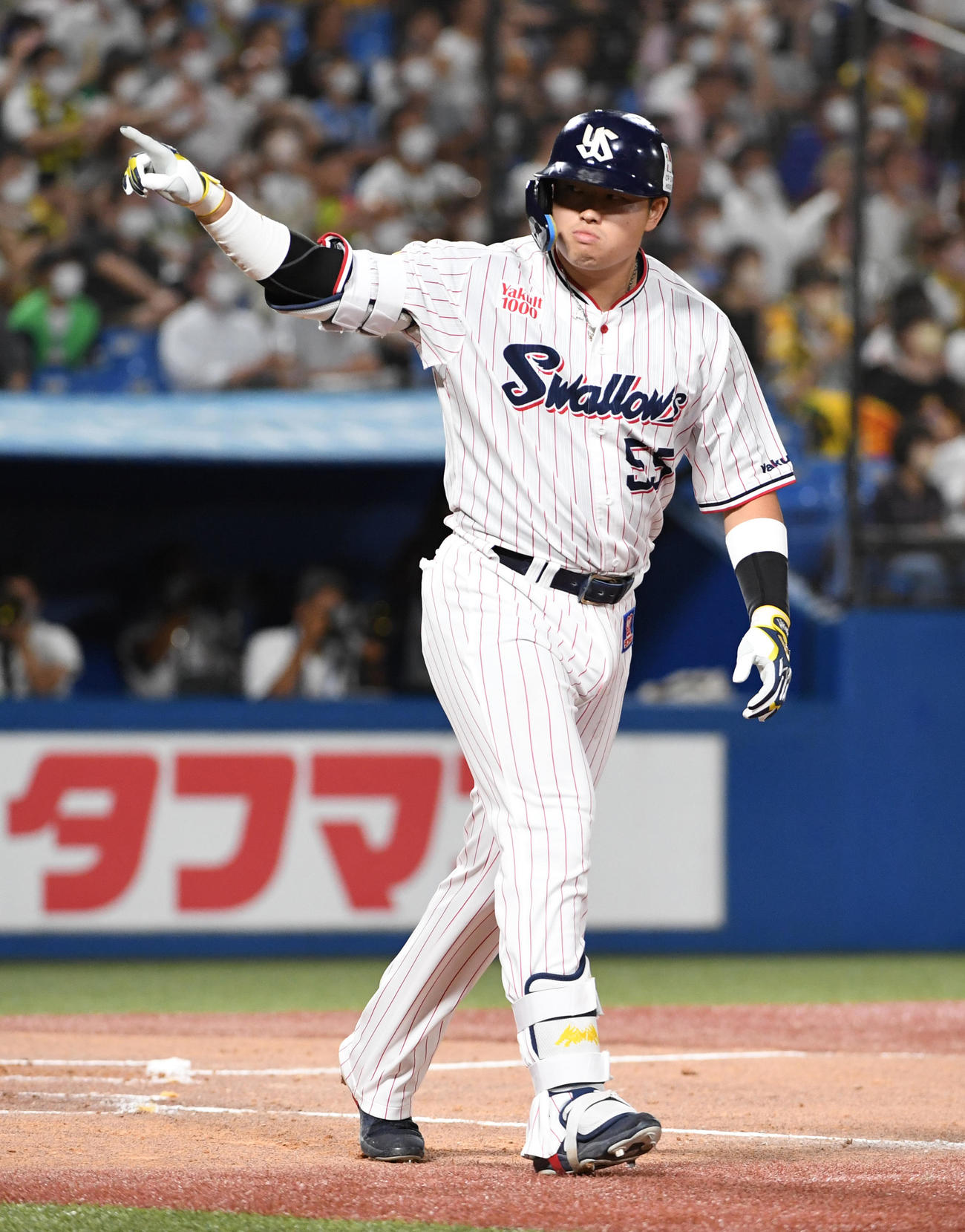 ヤクルト対阪神　3回裏ヤクルト2死一、三塁、村上は右越えに3点本塁打を放ちベンチを指す（撮影・柴田隆二）