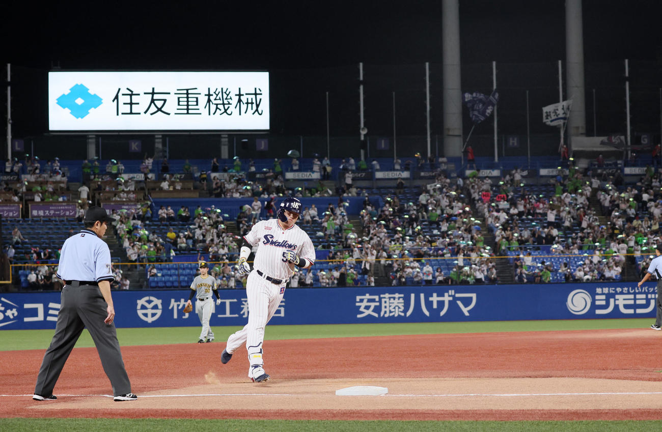 ヤクルト対阪神　3回裏ヤクルト2死一、三塁、村上は右越え3点本塁打を放ちダイヤモンドを1周する（撮影・加藤哉）