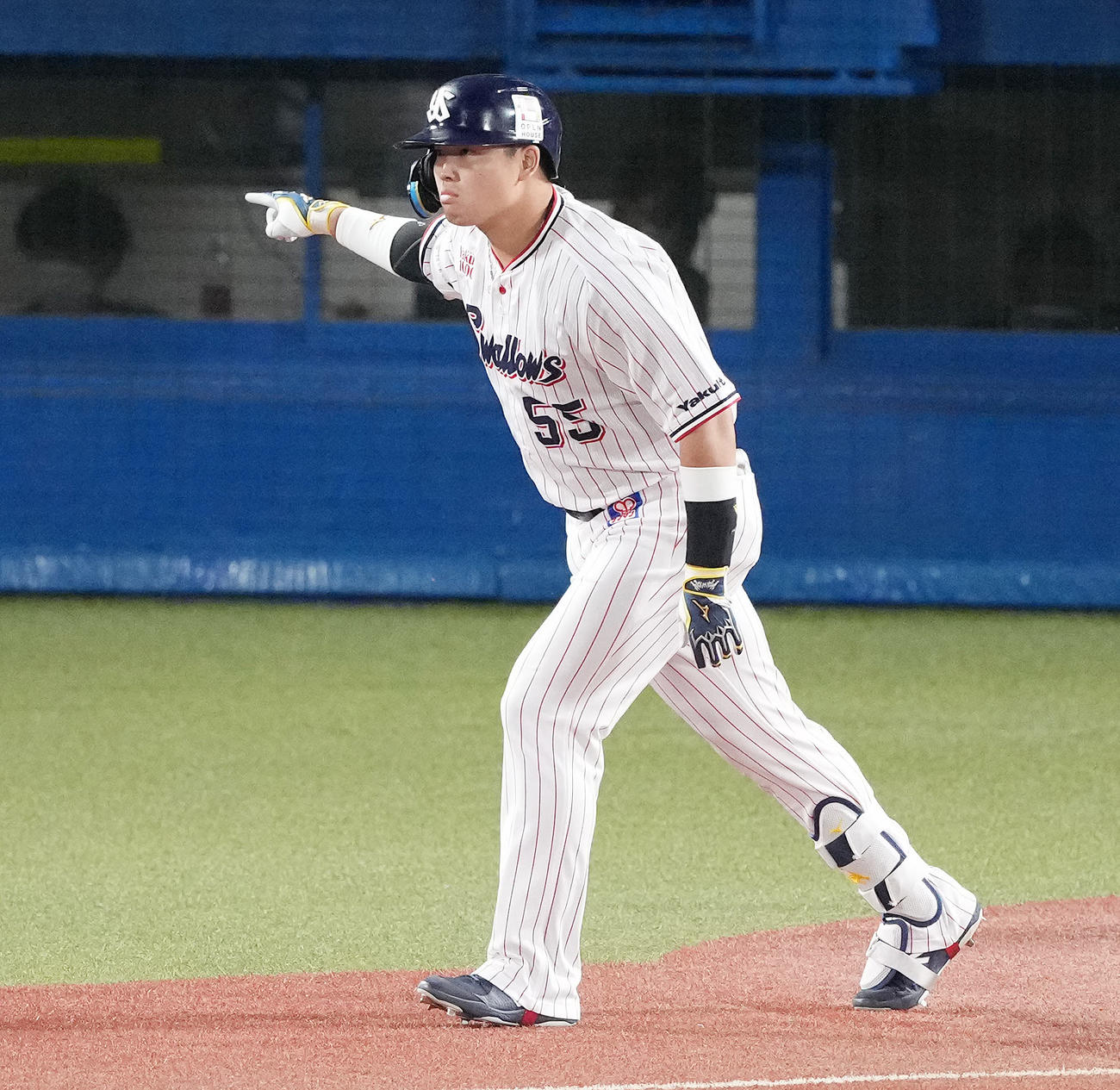 ヤクルト対阪神　3回裏ヤクルト2死一、三塁、先制の右越え3点本塁打を放ち指を突き上げる村上（撮影・鈴木みどり）