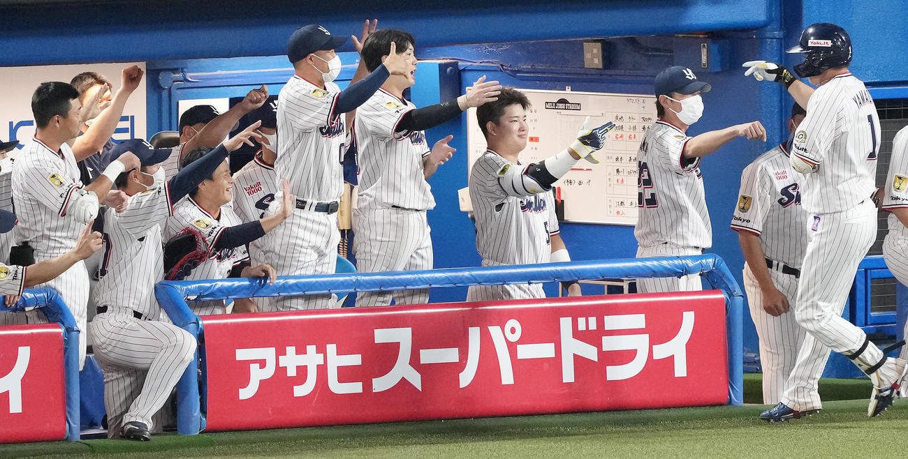 ヤクルト対阪神　8回裏ヤクルト2死、左越えソロ本塁打を放った山田（右）を迎える高津監督（右から2人目）、村上（同3人目）らナイン（撮影・鈴木みどり）