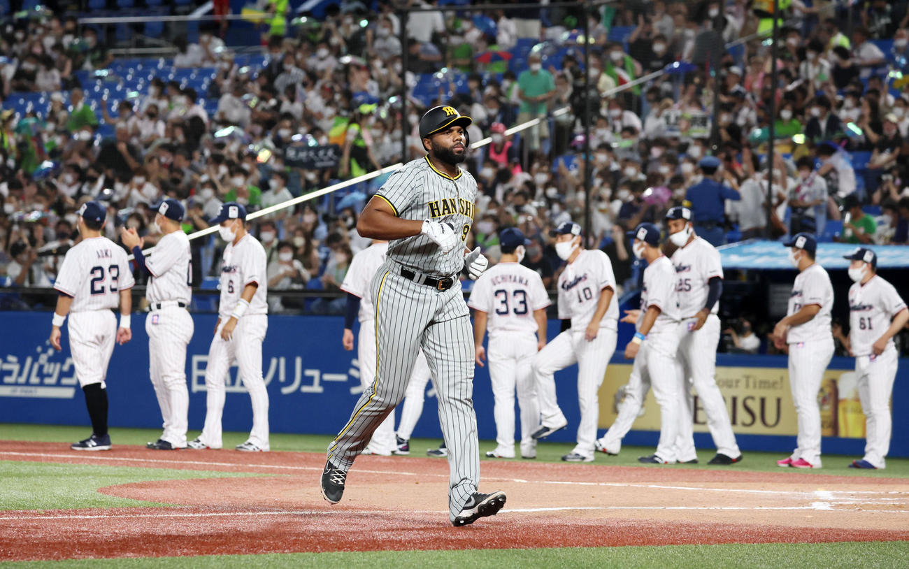 ヤクルト対阪神　9回表阪神2死、代打ロドリゲスは中飛を打ち上げ試合終了となる（撮影・加藤哉）