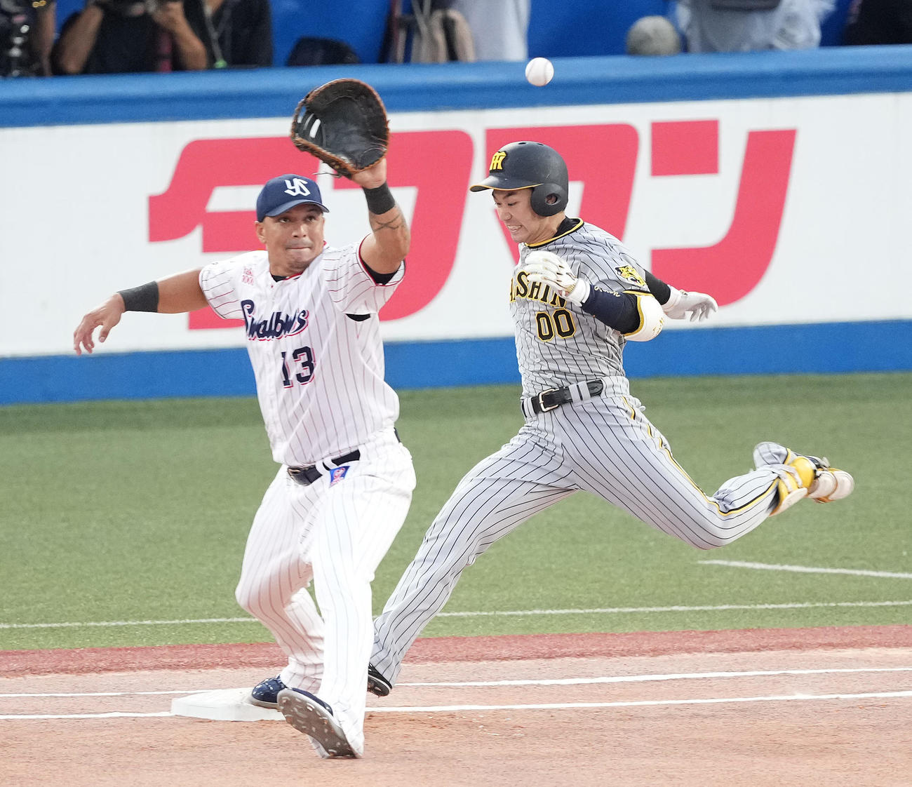ヤクルト対阪神　1回表阪神1死、内野安打を放ち一塁へ駆け込む山本。一塁手オスナ（撮影・鈴木みどり）