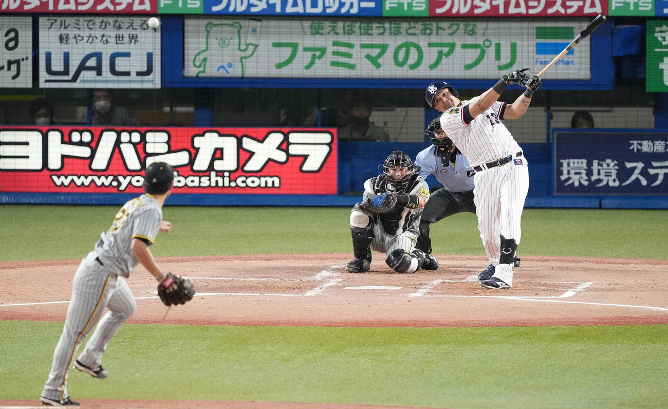 ヤクルト対阪神　2回裏ヤクルト1死、中二塁打を放つオスナ。投手伊藤将（撮影・鈴木みどり）