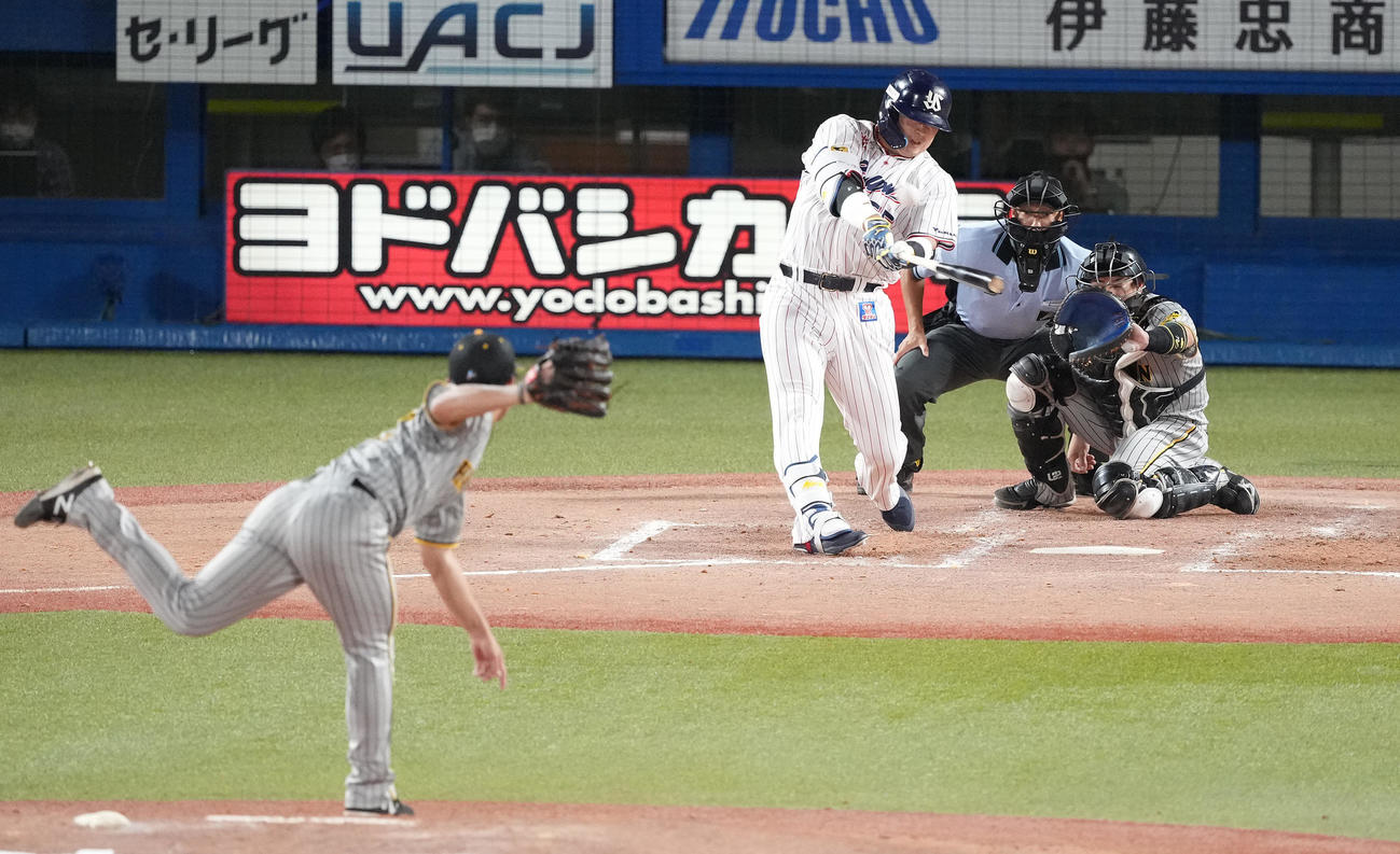 ヤクルト対阪神　3回裏ヤクルト2死一、三塁、先制の右越え3点本塁打を放つ村上。投手伊藤将（撮影・鈴木みどり）