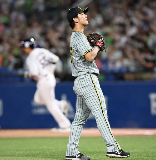 ヤクルト対阪神　3回裏ヤクルト2死一、三塁、伊藤将は村上に右越え3点本塁打を被弾（撮影・加藤哉）