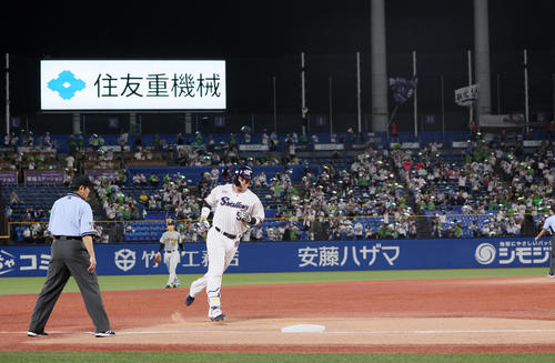 ヤクルト対阪神　3回裏ヤクルト2死一、三塁、村上は右越え3点本塁打を放ちダイヤモンドを1周する（撮影・加藤哉）