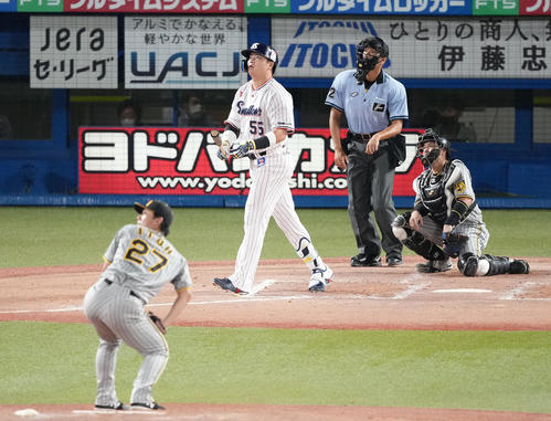 ヤクルト対阪神　3回裏ヤクルト2死一、三塁、先制の右越え3点本塁打を放つ村上。投手伊藤将（撮影・鈴木みどり）