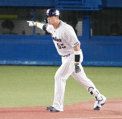 ヤクルト対阪神　3回裏ヤクルト2死一、三塁、先制の右越え3点本塁打を放ち指を突き上げる村上（撮影・鈴木みどり）