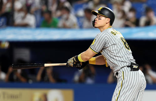 ヤクルト対阪神　6回表阪神無死一塁、佐藤輝は左越え2点本塁打を放つ（撮影・加藤哉）