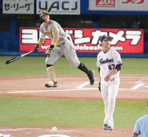ヤクルト対阪神　6回表阪神無死一塁、佐藤輝に左越え2点本塁打を浴びる高橋（撮影・鈴木みどり）