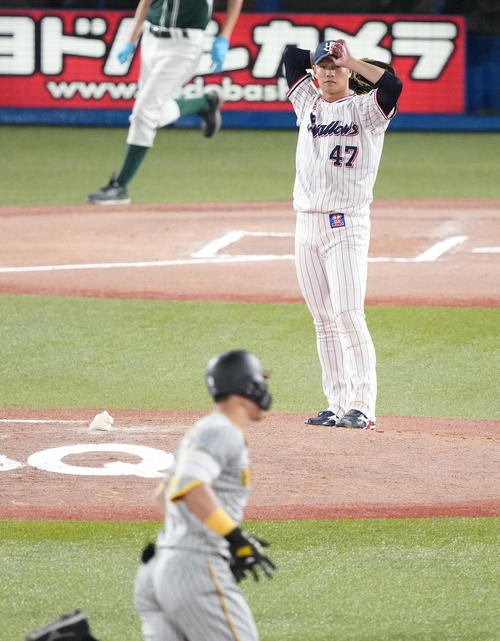 ヤクルト対阪神　6回表阪神無死一塁、佐藤輝に左越え2点本塁打を浴びる高橋（撮影・鈴木みどり）