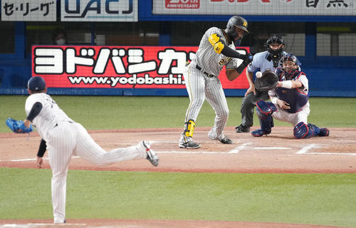 ヤクルト対阪神　8回表阪神無死、見逃し三振に倒れるロハス。投手清水（撮影・鈴木みどり）