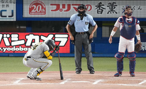 ヤクルト対阪神　8回表阪神無死、見逃し三振に倒れしゃがみこむロハス（撮影・鈴木みどり）