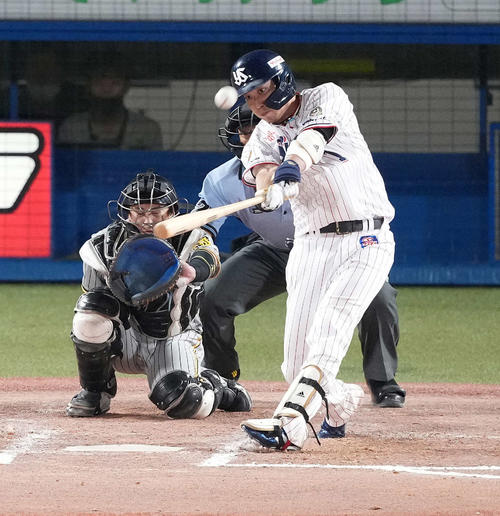 ヤクルト対阪神　8回裏ヤクルト2死、左越えソロ本塁打を放つ山田（撮影・鈴木みどり）