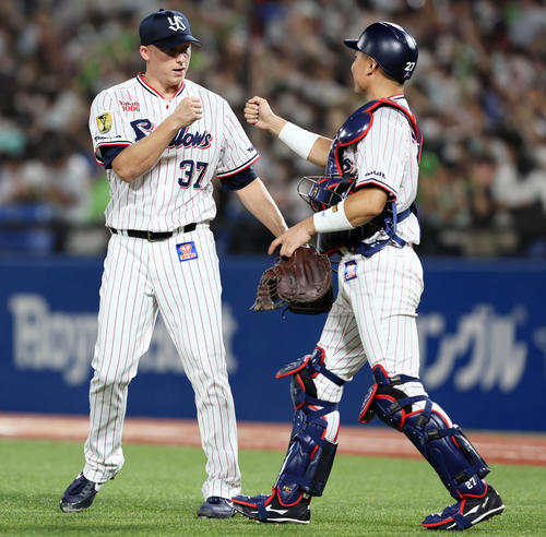 ヤクルト対阪神　阪神に勝利し中村（右）とタッチするマクガフ（撮影・加藤哉）